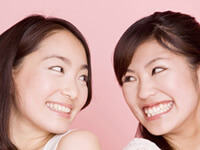 ２人の笑顔の女性