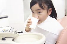 うがいをする子供